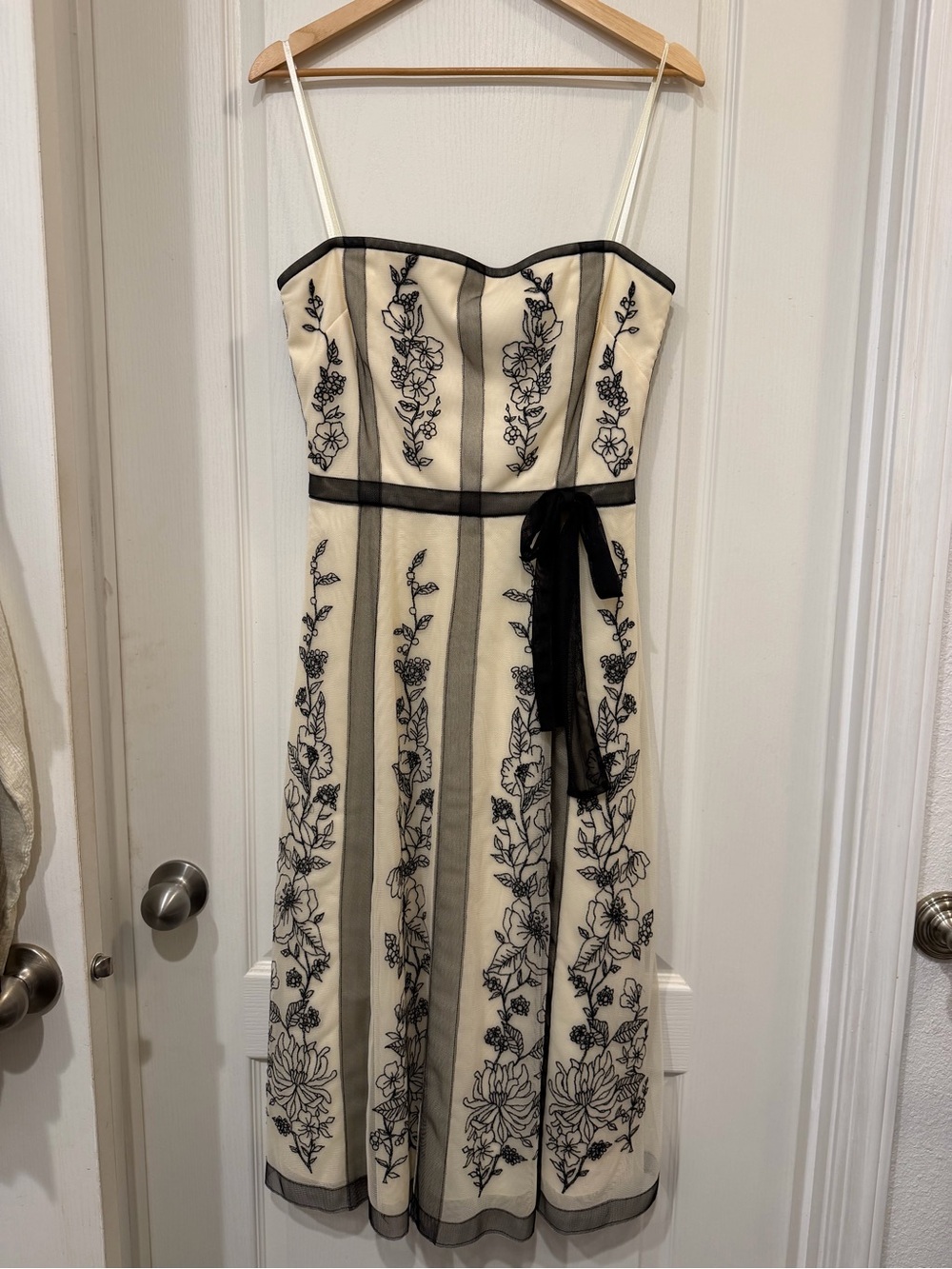 BCBGMAXAZRIA Size 6 Ivory Black Embroidered Mesh Corset Midi Dress